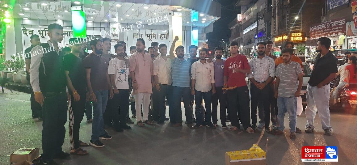 Under the leadership of MLA Ashish Sharma, BJYM workers celebrated at Gandhi Chowk Hamirpur and congratulated everyone by distributing laddus.